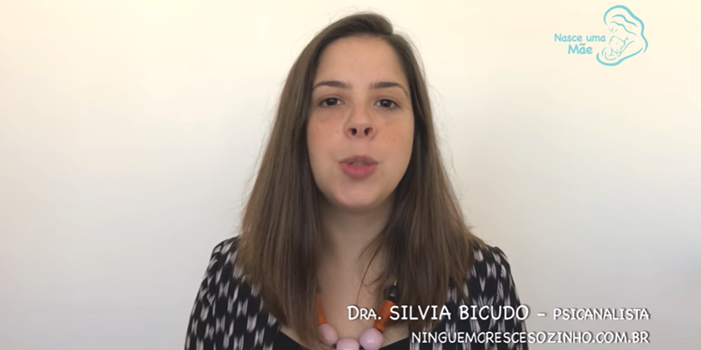 No canal de Tatá Fersoza, Silvia Bicudo dá algumas dicas sobre como incentivar a criança a engatinhar e andar
